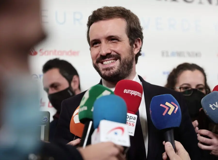 El presidente del PP, Pablo Casado, ofrece declaraciones a los medios, a su llegada al ciclo 'Europa verde y digital', en el Westin Palace de Madrid, a 20 de diciembre de 2021, en Madrid (Espa&ntilde;a).