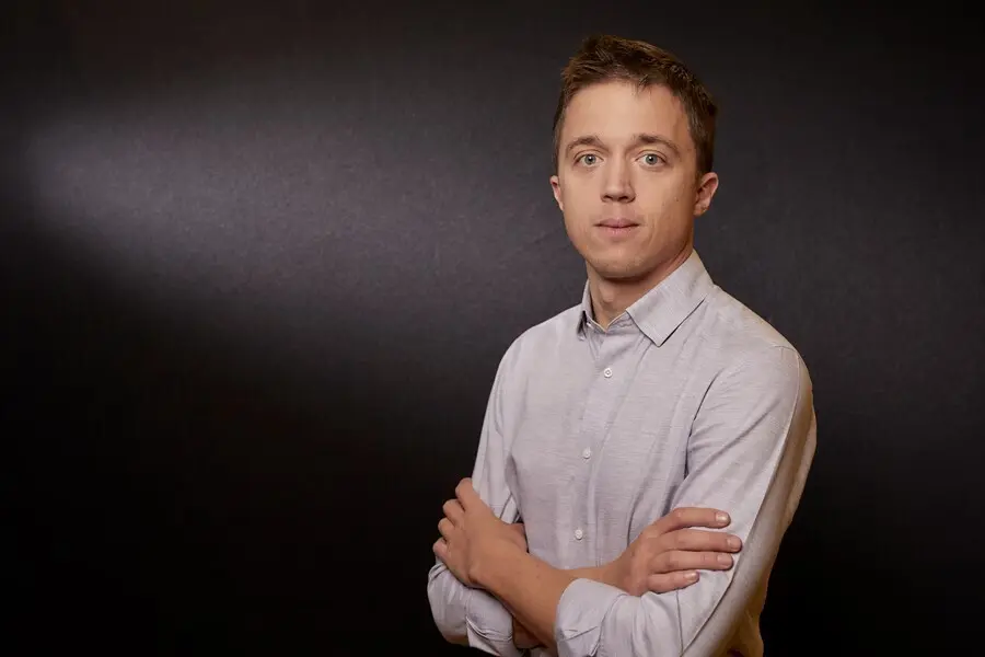 El l&iacute;der de M&aacute;s Pa&iacute;s, &Iacute;&ntilde;igo Errej&oacute;n, posa para Europa Press en el Congreso de los Diputados.