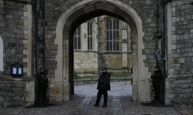Polic&iacute;a en el Castillo de Windsor, donde la Reina celebra la Navidad con su familia.