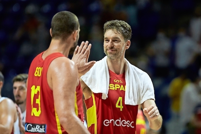 Pau Gasol con su hermano Marc durante un partido con la selecci&oacute;n espa&ntilde;ola. / E. Press