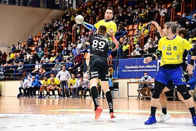 Leo Renaud - David, intentando superar la defensa de Spiljak en el partido del BM. Torrelavega en Ir&uacute;n. / a. morales