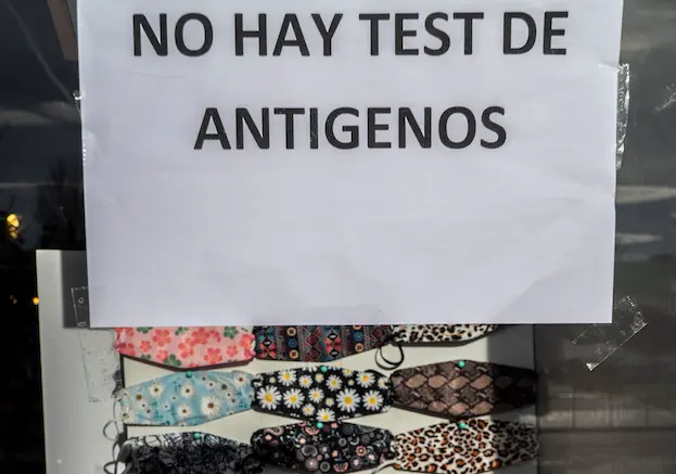 Vista de un cartel que informa que no quedan test de ant&iacute;genos en Santander este mi&eacute;rcoles. EFE/ Rom&aacute;n G. Aguilera