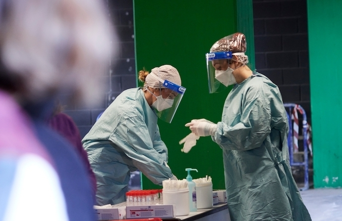 Trabajadores sanitarios se preparan para realizar tests de ant&iacute;genos en los Campos de Sport del Sardinero, en Santander
Juan Manuel Serrano Arce / Europa Press