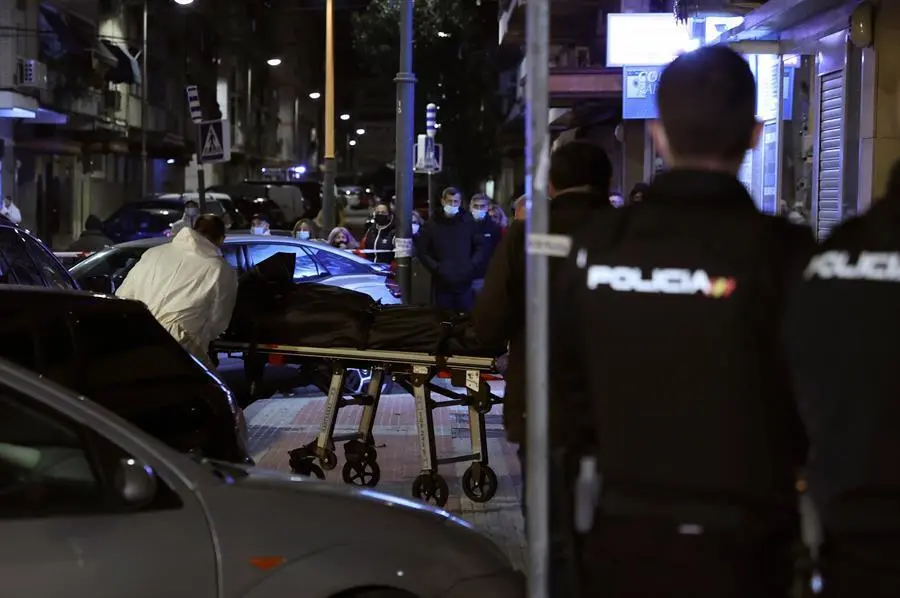 Forenses y miembros de la Polic&iacute;a Nacional trasladan este martes los cuerpos de dos personas que han fallecido en un bar que estaba cerrado al p&uacute;blico en la localidad madrile&ntilde;a de Parla, al parecer a consecuencia de una explosi&oacute;n en la cocina del establecimiento, si bien a&uacute;n no se han determinado las causas del suceso. EFE/ Kiko Huesca