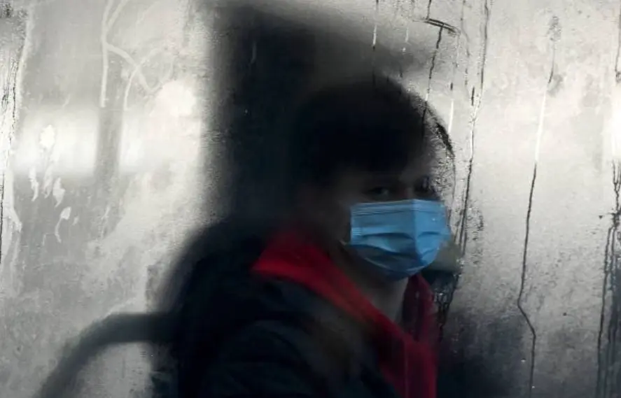Una persona viaja en autob&uacute;s con su mascarilla puesta. / ALERTA