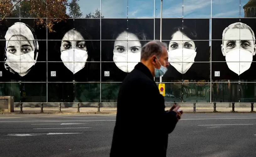 Un hombre camina frente a un centro de vacunaci&oacute;n en Barcelona, en una imagen de archivo. EFE/Enric Fontcuberta
