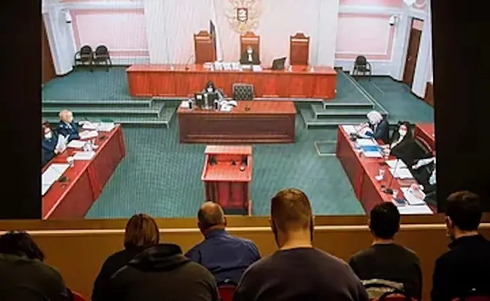 Seguidores de la ONG Memorial observan en remoto el fallo judicial.EFE