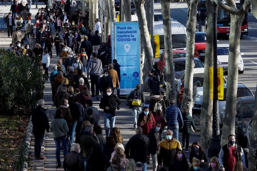 Decenas de ciudadanos guardan su turno esta semana para acceder al centro de vacunaci&oacute;n instalado en la Fira de Barcelona. EFE/Quique Garcia