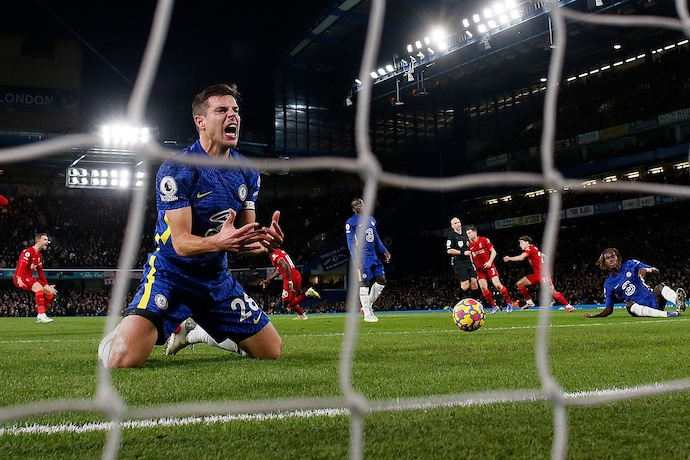 C&eacute;sar Azpilicueta, del Chelsea, reacciona al gol marcado por Sadio Man&eacute;, del Liverpool (no aparece en la foto), durante el partido de la Premier League inglesa de f&uacute;tbol entre el Chelsea y el Liverpool en Stamford Bridge. / David Klein/CSM v&iacute;a ZUMA Wire/dpa