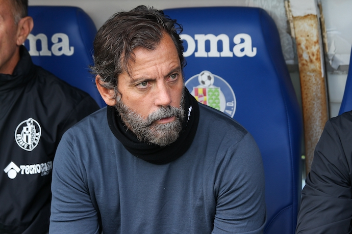 Quique S&aacute;nchez Flores, entrenador del Getafe, observa el partido de f&uacute;tbol de la Liga espa&ntilde;ola entre el Getafe CF y el C&aacute;diz CF en el Coliseum Alfonso P&eacute;rez el 21 de noviembre de 2021 en Madrid, Espa&ntilde;a.