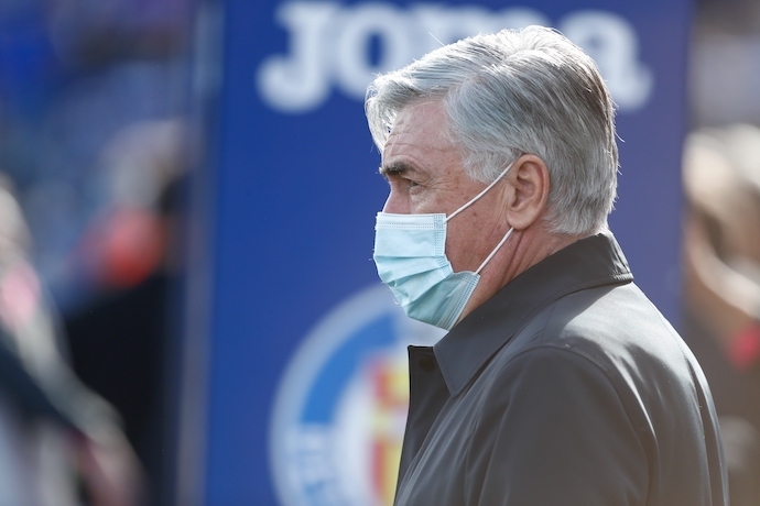 Carlo Ancelotti, entrenador del Real Madrid, observa durante el partido de f&uacute;tbol de la Liga Espa&ntilde;ola, La Liga Santander, disputado entre el Getafe CF y el Real Madrid en el estadio Coliseum Alfonso P&eacute;rez el 02 de enero de 2022, en Getafe, Madrid, Espa&ntilde;a. / AFP7