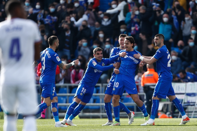 Enes Unal del Getafe celebra un gol con sus compa&ntilde;eros de equipo durante el partido de f&uacute;tbol de la Liga Espa&ntilde;ola, La Liga Santander, jugado entre el Getafe CF y el Real Madrid en el estadio Coliseum Alfonso P&eacute;rez el 02 de enero de 2022, en Getafe, Madrid, Espa&ntilde;a.
 / AFP7