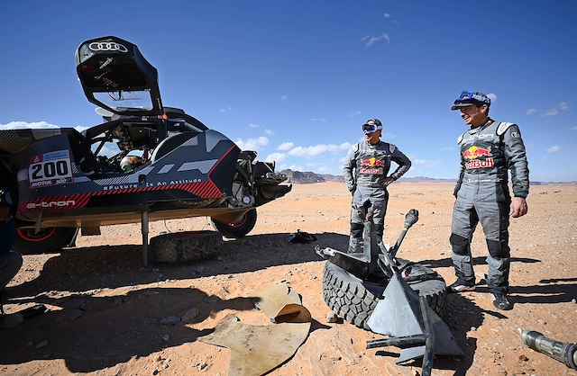 El piloto franc&eacute;s St&eacute;phane Peterhansel (C) y el copiloto franc&eacute;s Edouard Boulanger (R) reaccionan junto a su coche despu&eacute;s de chocar durante la etapa 1B del Rally Dakar 2022 entre Ha'il y Jeddah, Arabia Saudita, 02 de enero de 2022. (Arabia Saudita) EFE/EPA/FRANCK FIFE / POOL