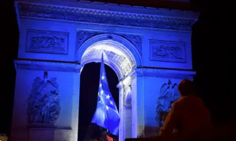 El Arco de Triunfo y otros puntos de referencia se iluminar&aacute;n con luces azules durante el resto de esta semana. Fotograf&iacute;a: Julien de Rosa / AFP / Getty Images