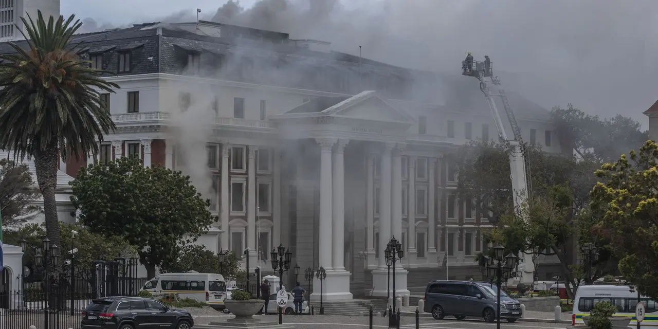 Un incendio afecta al Parlamento de Sud&aacute;frica en Ciudad del Cabo.