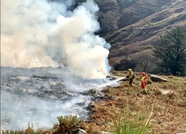 Dos bomberos durante la extinci&oacute;n del incendio en Molledo. / 112