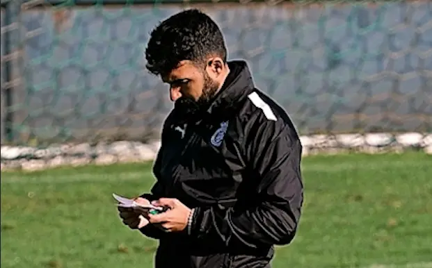 Guillermo Fern&aacute;ndez Romo, mirando sus notas durante un entrenamiento. / Hardy