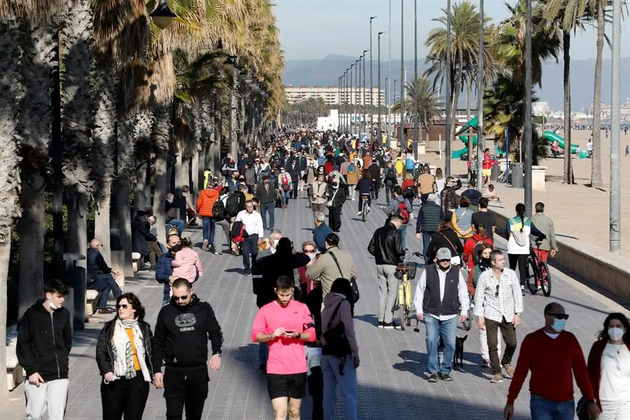 Cientos de personas pasean en la playa de la Malvarrosa de Valencia. EFE/ Juan Carlos C&aacute;rdenas