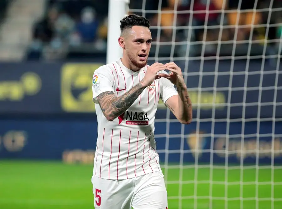 El centrocampista argentino del Sevilla FC Lucas Ocampos (c) celebra su gol, primero del equipo ante el C&aacute;diz, durante el partido de la jornada 19 de Liga que enfrenta al C&aacute;diz CF y al Sevilla FC en el Estadio Nuevo Mirandilla (C&aacute;diz). EFE/Rom&aacute;n R&iacute;os.