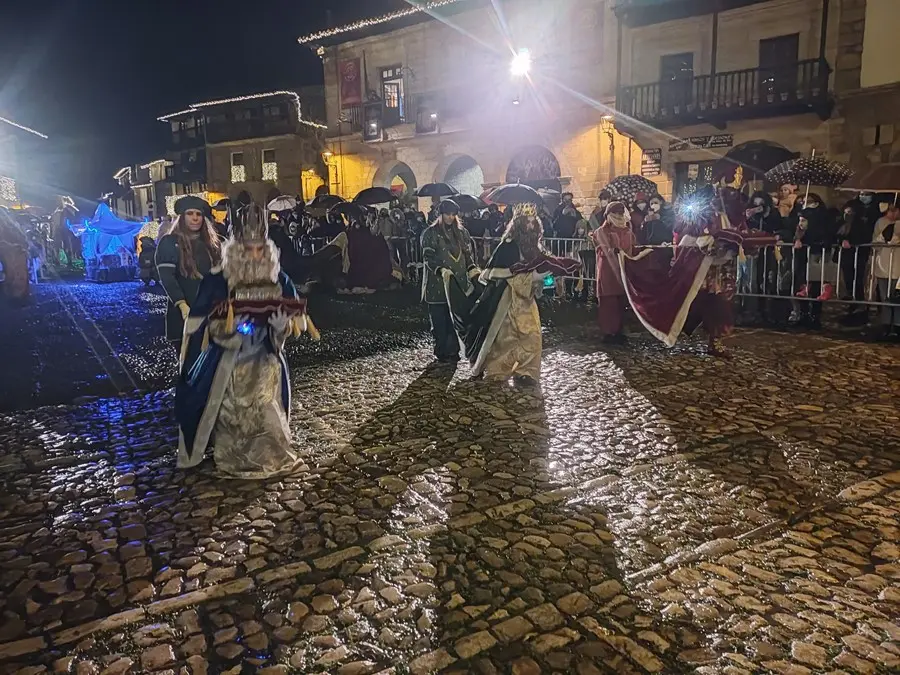 Auto Sacramental y Cabalgata Reyes Magos de Santillana, representaci&oacute;n en la Plaza Mayor