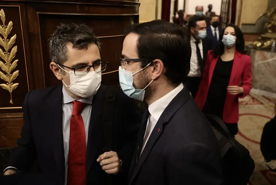 El ministro de la Presidencia, Relaciones con las Cortes y Memoria Democr&aacute;tica, F&eacute;lix Bola&ntilde;os (i); y el ministro de Consumo, Alberto Garz&oacute;n, en el Congreso