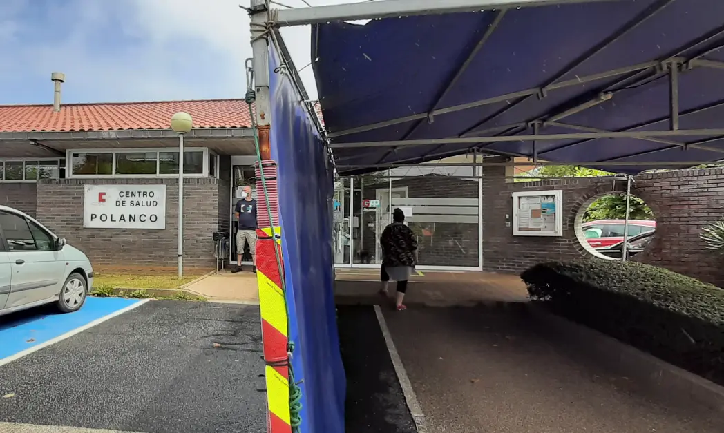 Varias personas esperan en el Centro de Salud de Polanco. / ALERTA