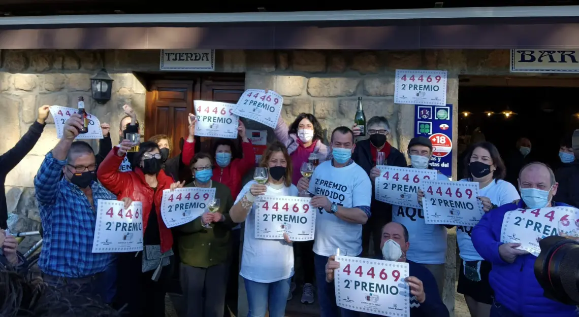 Los vecinos celebran en el bar donde se ha vendido los d&eacute;cimos. / ALERTA