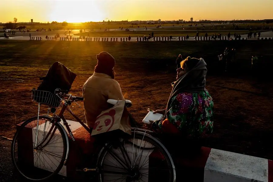 People enjoy the sunny late afternoon at former airport Tempelhof in Berlin, Germany, Germany, 06 January 2022. On Friday 07 January Germany government will discuss new measures in order to curb the spread of the Sars-2-Cov2 coronavirus omicron variant. (Alemania) EFE/EPA/FILIP SINGER