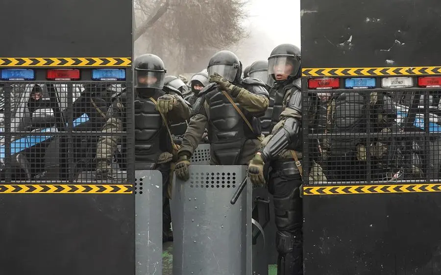 Polic&iacute;as antidisturbios vigilan una calle durante las manifestaciones por la subida de los precios de la energ&iacute;a en Almaty, Kazajst&aacute;n.- EFE/STR