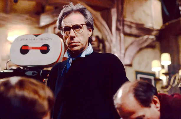 el director de cine estadounidense Peter Bogdanovitch en el plat&oacute; de 'Noises Off', Los &Aacute;ngeles, California, 1991. (Foto de Steve Schapiro/Corbis v&iacute;a Getty Images)