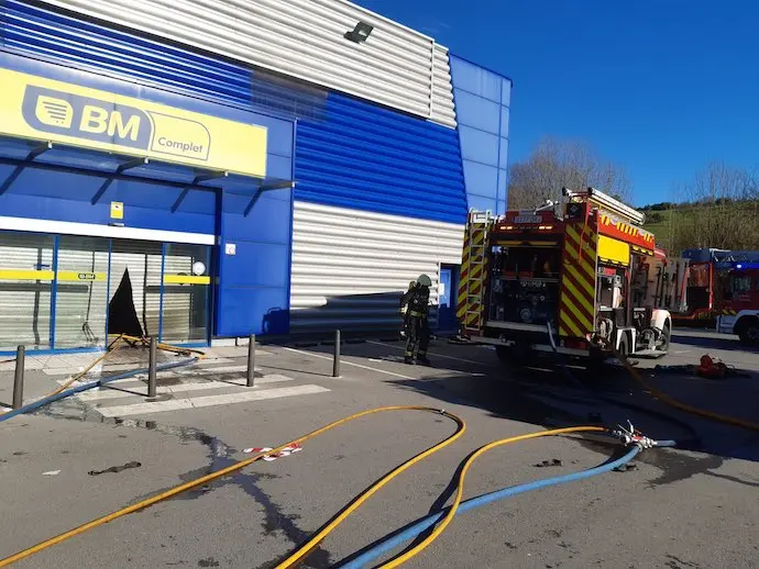 Los bomberos frente al supermercado de Laredo. / 112