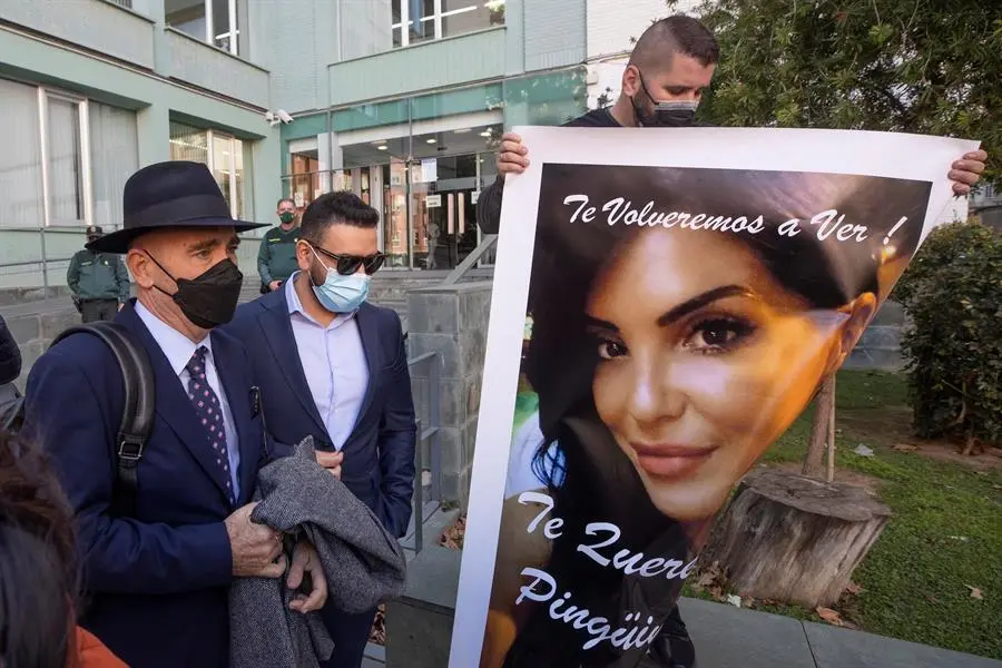 Un familiar (d) de la mujer de Alcantarilla (Murcia) de 39 a&ntilde;os que muri&oacute; un mes despu&eacute;s de ser sometida a una lipoescultura en una cl&iacute;nica privada de Cartagena, muestra un retrato de la misma a la salida del cirujano Javier Alejandro Masso (2i) del Palacio de Justicia de Cartagena este mi&eacute;rcoles. EFE/Marcial Guill&eacute;n