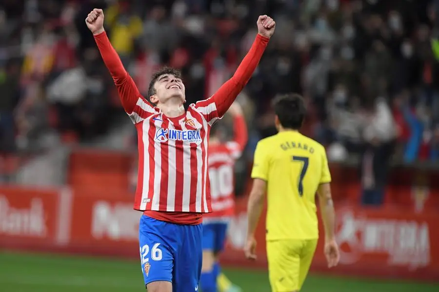 El defensa del Sporting de Gij&oacute;n Pablo Garc&iacute;a celebra la victoria ante el Villarreal tras el partido de dieciseisavos de final de la Copa del Rey disputado en el estadio del Molin&oacute;n, en Gij&oacute;n. EFE/Eloy Alonso