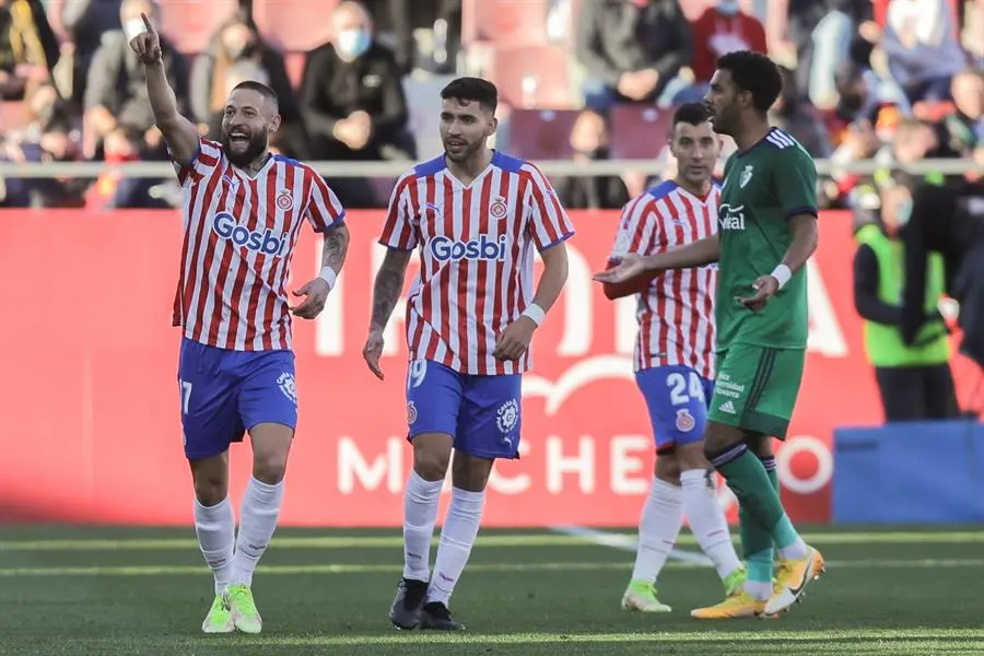 El defensa del Girona David Junc&agrave; (i) celebra tras anotar el 1-0 durante el partido de dieciseisavos de final Copa del Rey disputado ante el Club Atl&eacute;tico Osasuna en Montilivi. EFE/David Borrat