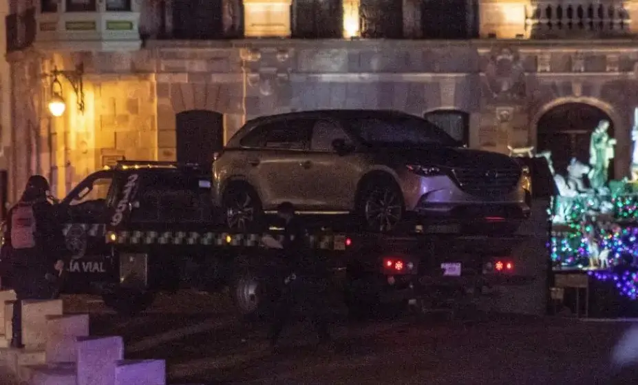 La polic&iacute;a mexicana retira la furgoneta.