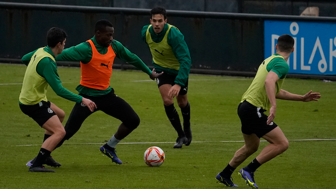 Los jugadores del Racing durante un entrenamiento esta semana. / Hardy