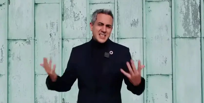 Pablo Zuloaga durante el v&iacute;deo promocional desde la azotea del Palacio de Festivales. / ALERTA