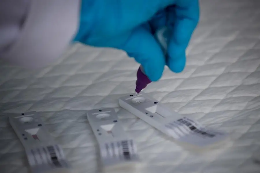 Un sanitario realiza un test de ant&iacute;genos, en una imagen de archivo. EFE/EPA/DIEGO AZUBEL