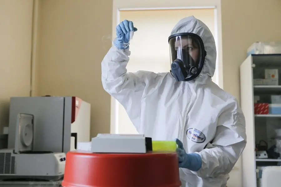 Una investigadora trabajando en el laboratorio.