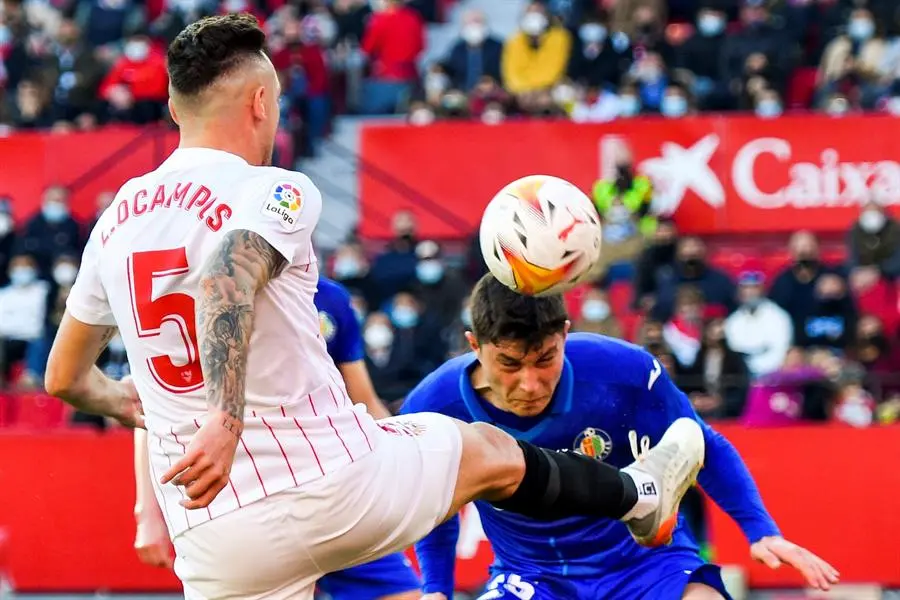El centrocampista argentino del Sevilla, Lucas Ocampos (i) y el defensa del Getafe, Jorge Cuenca, durante el partido de la vig&eacute;sima jornada de la Liga Santander que se disputa esta tarde en el estadio Ram&oacute;n S&aacute;nchez Pizj&uacute;an de Sevilla. EFE/ Ra&uacute;l Caro.