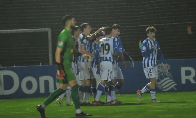 Los jugadores de la Real Sociedad  durante el partido contra el Cay&oacute;n. / RS