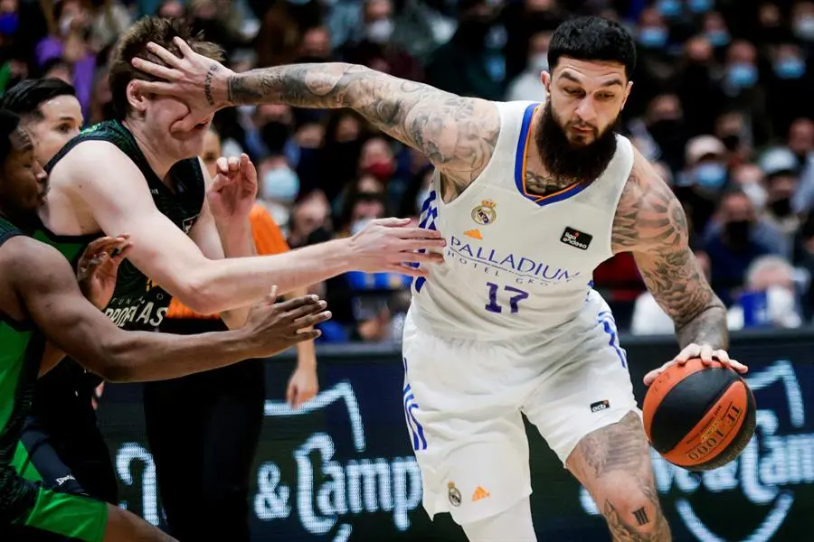 EFE
Fuente:
EFE
Autor:
Quique Garc&iacute;a
Tem&aacute;tica:
Deporte &raquo; Baloncesto
El p&iacute;vot franc&eacute;s del Real Madrid Vincent Poirier (d) supera al p&iacute;vot sueco del Joventut Simon Birgander en partido de la jornada 15 de la Liga Endesa disputado, en el Pabell&oacute;n Ol&iacute;mpico de Badalona. EFE/ Quique Garc&iacute;a