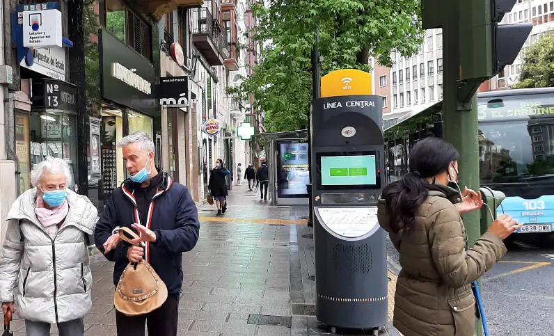 Varias personas por el centro de Santander. / ALERTA