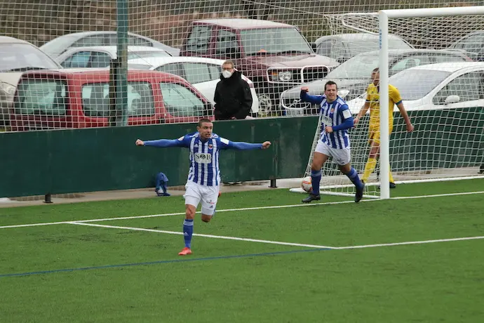 El jugador de la Gimn&aacute;stica celebra el gol conseguido. / ALERTA