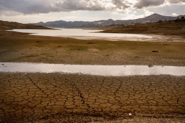 26/11/2021. Embalse de la Vi&ntilde;uela, Malaga, Andaluc&iacute;a, Espa&ntilde;a.El 2 de noviembre de 2021 se decreta sequ&iacute;a oficialmente en la cuenca del Guadalquivir. Andaluc&iacute;a sirve para mostrar algunos de los problemas del agua generalizados en otras regiones de nuestro pa&iacute;s como la falta de lluvia, la contaminaci&oacute;n, el despilfarro o el robo de agua. La mala gesti&oacute;n del agua podr&iacute;a hacer escasear este recurso en las pr&oacute;ximas d&eacute;cadas, siendo fundamental para nuestra supervivencia.   &copy;Greenpeace/Pedro Armestre&copy;Greenpeace Handout/PedroArmestre- No sales - No Archives - Editorial Use Only - Free use only for 14 days after release. Photo provided by GREENPEACE, distributed handout photo to be used only to illustrate news reporting or commentary on the facts or events depicted in this image.