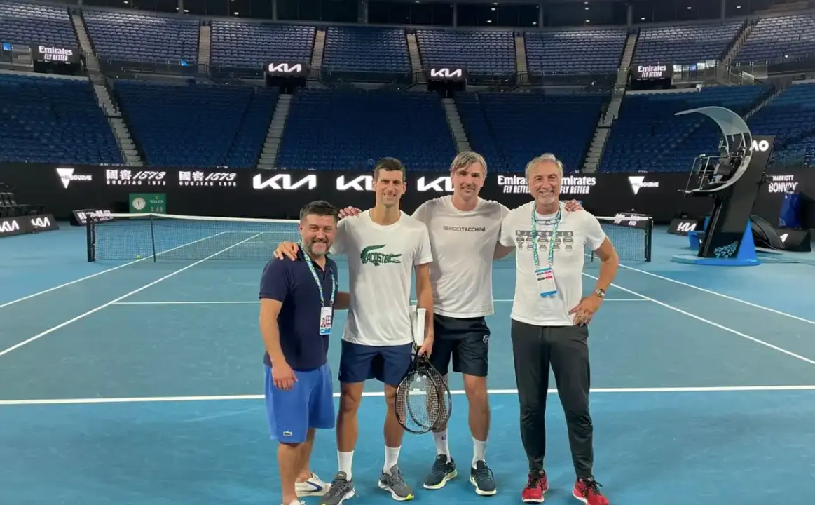Novak Djokovic, entrenando en el Open de Australia.