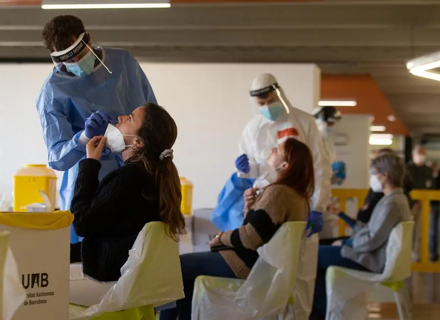 Personal sanitario realiza pruebas de diagn&oacute;stico para detectar el coronavirus. EFE/Enric Fontcuberta/Archivo