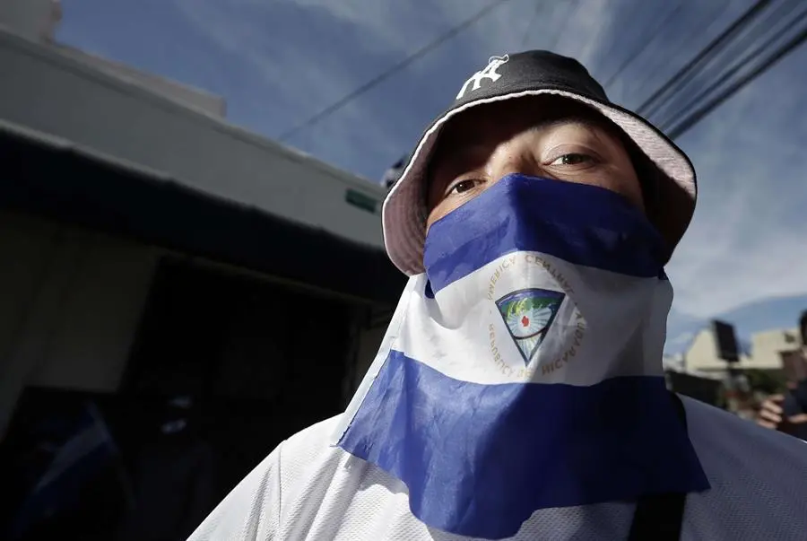 Ciudadanos nicarag&uuml;enses protestan hoy en los alrededores de la Embajada de Nicaragua, en San Jos&eacute; (Costa Rica). Ciudadanos nicarag&uuml;enses que residen en Costa Rica se manifestaron este lunes en San Jos&eacute; para rechazar el nuevo mandato del presidente de Nicaragua, Daniel Ortega, al que consideran ileg&iacute;timo. EFE/Jeffrey Arguedas