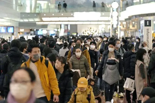 El aeropuerto de Haneda, en Tokio, abarrotado. / Kyodo News v&iacute;a Getty Images