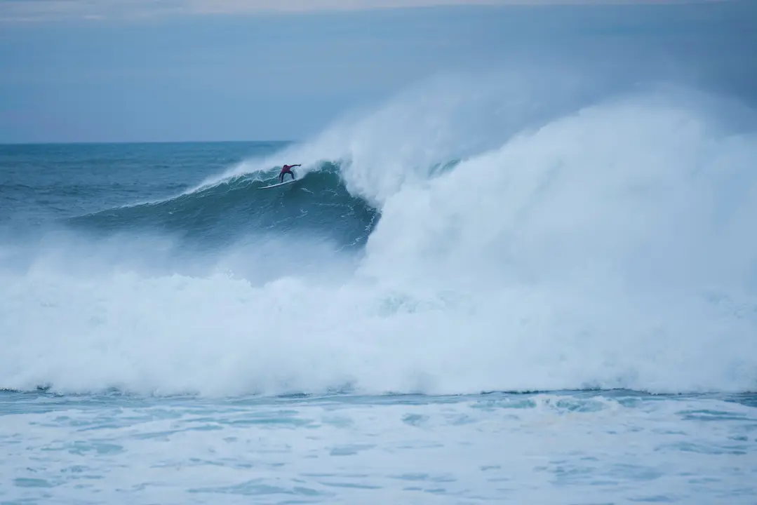 La competici&oacute;n de surf La Vaca Gigante disputada en 2019 en la zona de la Cantera de Cueto, en aguas de Santander. EFE/Pedro Puente Hoyos